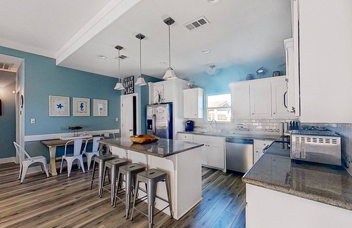 Crystal Beach House | Retreat | Steps to Beach | Large Deck | Sleeps 12