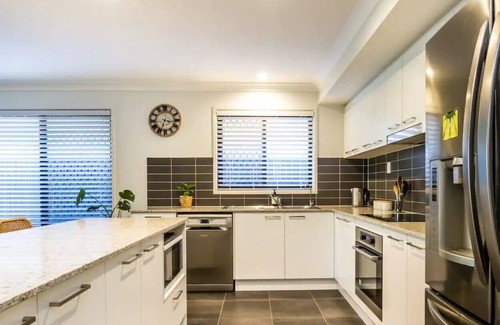 Dakabin House | Retreat to the North in this charming 3BR home away from home in Dakabin!
