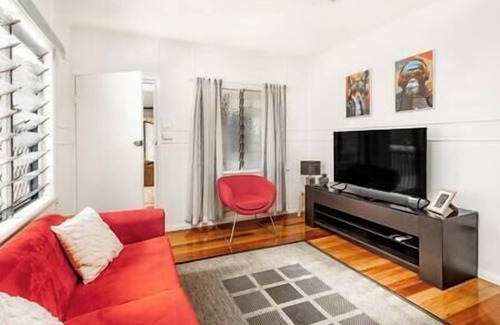 Mount Sheridan Apartment | Retro #1 - 1BR unit near Cairns City - Sleeps 4