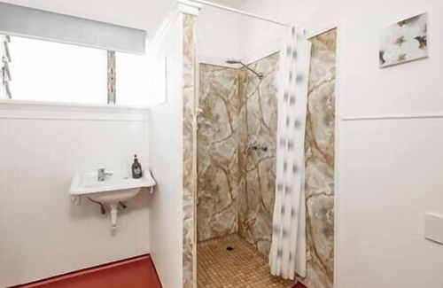 Mount Sheridan Apartment | Retro #1 - 1BR unit near Cairns City - Sleeps 4