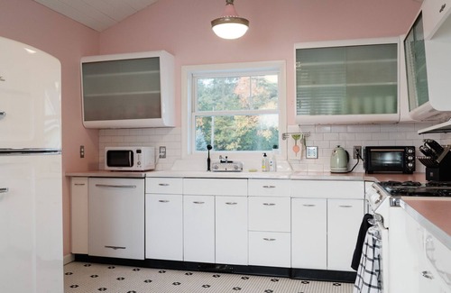 Chippewa Falls House | Retro 4BR w/Hot Tub on Lake Wissota