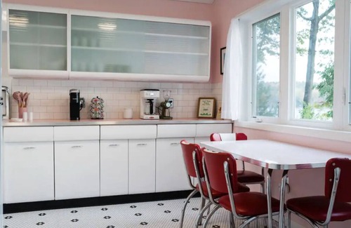 Chippewa Falls House | Retro 4BR w/Hot Tub on Lake Wissota