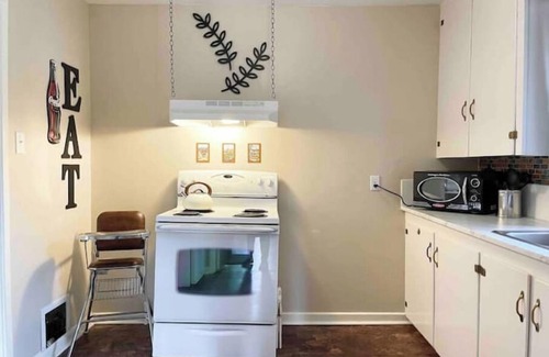 Billings House | Retro Abode, 3Bed 1Bath w/Garagenn