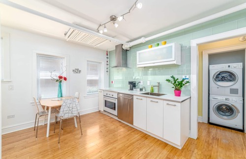 Andersonville Apartment | Retro Apartment in Andersonville