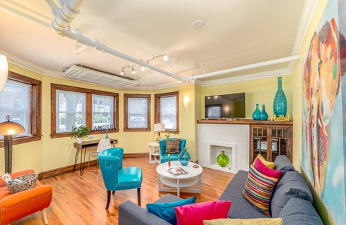 Andersonville Apartment | Retro Apartment in Andersonville