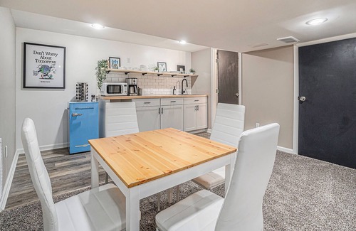 Grandview Apartment | Retro Basement Apartment- 10 mins to shops and IHOPU