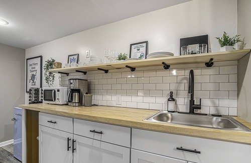 Grandview Apartment | Retro Basement Apartment- 10 mins to shops and IHOPU