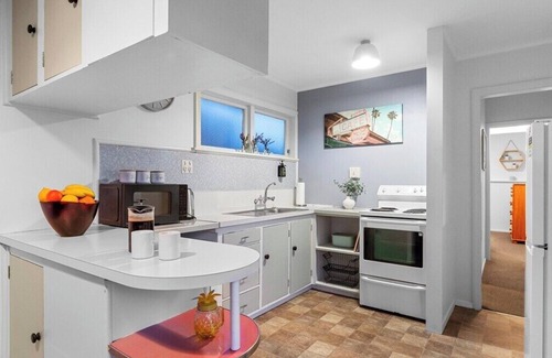Mount Maunganui House | Retro Beach Vibes - Central Mount location