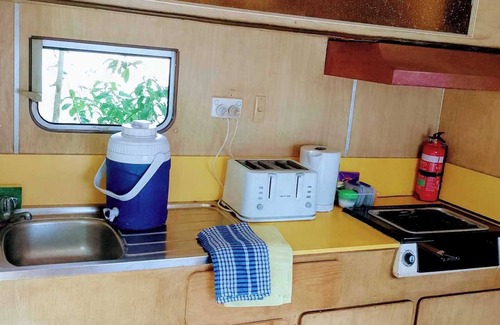 Valery House | RETRO CARAVAN SLEEPS 6 only 8 Minutes from A1 VALERY Mid North Coast