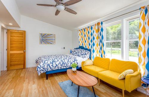 Three Rivers House | Retro Casita on the River! only 1 min to SNP gate! Riverfront with swimming