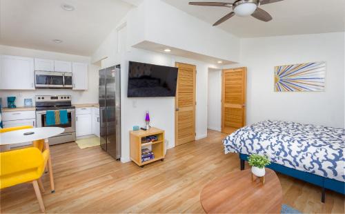 Three Rivers House | Retro Casita on the River! only 1 min to SNP gate! Riverfront with swimming