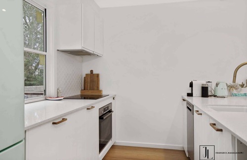 Mossy Point House | Retro Coastal Cottage | WiFi, Steps to Café