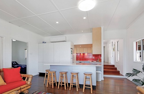 Woodgate House | Retro Esplanade property with Ocean views