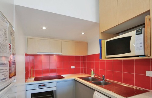 Woodgate House | Retro Esplanade property with Ocean views