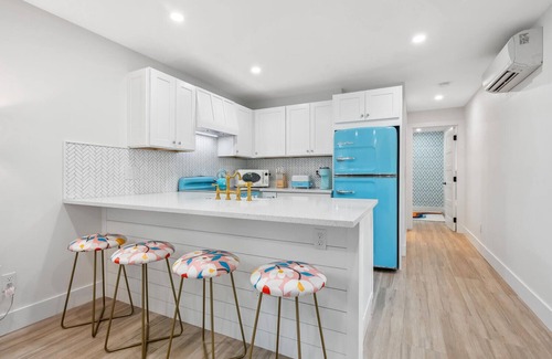 Laurel Park House | Retro Laurel Park Guest Cottage