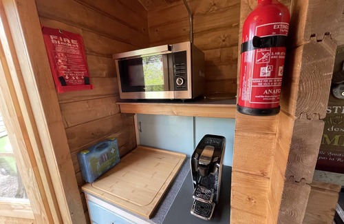 Bovey Tracey Cabin | Retro Lodge nr Dartoor With hot tub & opt Sauna