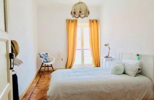 Linda-a-Velha Apartment | Retro Love Belem
