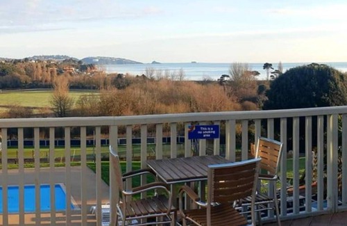 Paignton Apartment | RETRO LUX GET-AWAY BY THE SEA W/POOL, GYM & VIEWS