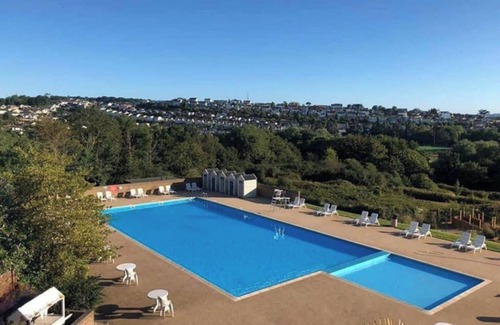 Paignton Apartment | RETRO LUX GET-AWAY BY THE SEA W/POOL, GYM & VIEWS