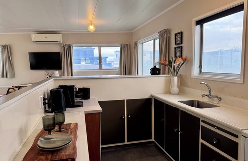 Omanu House | Retro Mount Beach Bach - classic 70's kiwi bach, 1 min walk from Mount beach!