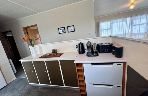 Omanu House | Retro Mount Beach Bach - classic 70's kiwi bach, 1 min walk from Mount beach!