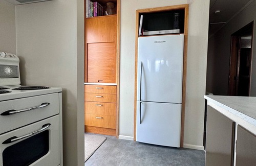 Omanu House | Retro Mount Beach Bach - classic 70's kiwi bach, 1 min walk from Mount beach!