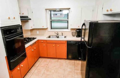 Bryan House | Retro Rancher! Mins to KyleField & Downtown Bryan