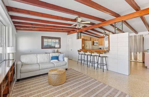 Laurel House | Retro Reef! Walk to Beach, Boats +Restaurants!