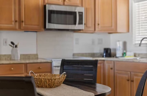 Laurel House | Retro Reef! Walk to Beach, Boats +Restaurants!