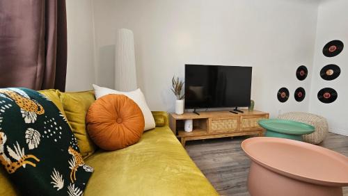 Northeast Edmonton Apartment | Retro Retreat - 3bdr, 1 bath, close to city center