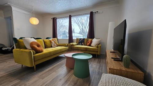 Northeast Edmonton Apartment | Retro Retreat - 3bdr, 1 bath, close to city center