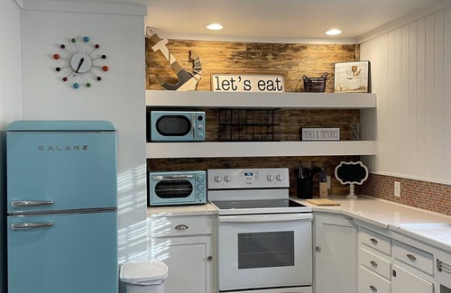 Avinger House | Retro Retreat at Lake of the Pines