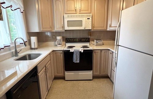 Englewood South House | Retro Retreat – Canal-Front 2BR Close to Beach