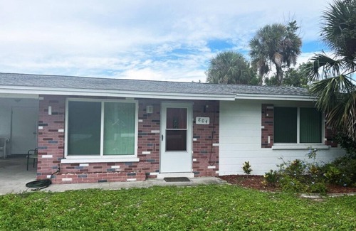 Englewood South House | Retro Retreat – Canal-Front 2BR Close to Beach