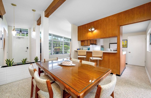 Clearwater House | Retro Retreat - ⭐Close to the Beach! ⭐ Great Rates!