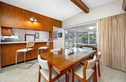 Clearwater House | Retro Retreat - ⭐Close to the Beach! ⭐ Great Rates!
