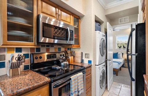 St. Petersburg Condo | RETRO RETREAT in DTSP! Explore the downtown area!