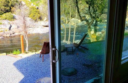 Three Rivers House | Retro River House! Waterfront, Firepit🔥, BBQ, Gameroom, 1 min to Sequoia Park.