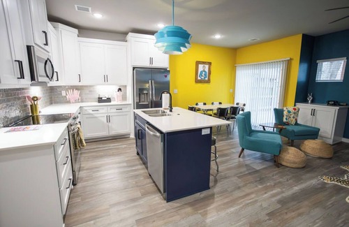 Broken Arrow House | Retro Rose Retreat - Walk to the Broken Arrow Rose District
