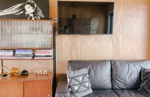 Matarangi House | Retro Style Beach Retreat - Matarangi Holiday Unit