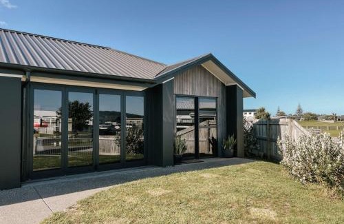 Matarangi House | Retro Style Beach Retreat - Matarangi Holiday Unit