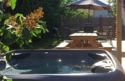 Prince Edward House | Retro vibe w hot tub piano lounge and vinyls