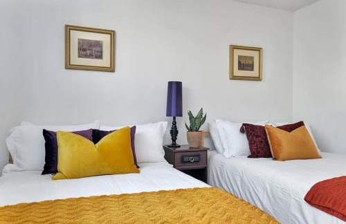 Prince Edward House | Retro vibe w hot tub piano lounge and vinyls
