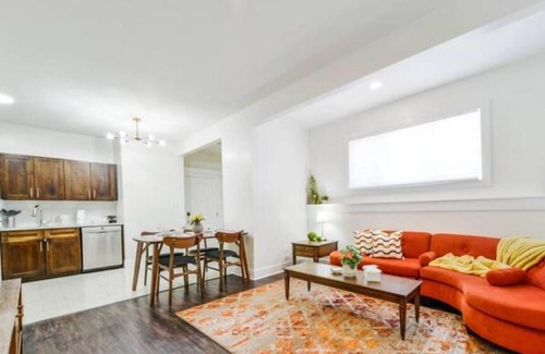Jasper Place House | Retro Vibes - King Bed - Long Stays - Garage - Wi-Fi!n