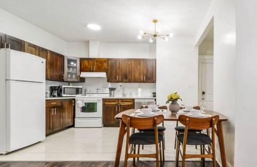 Jasper Place House | Retro Vibes - King Bed - Long Stays - Garage - Wi-Fi!n