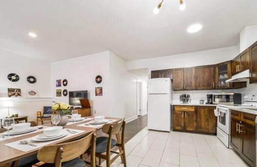Jasper Place House | Retro Vibes - King Bed - Long Stays - Garage - Wi-Fi!n