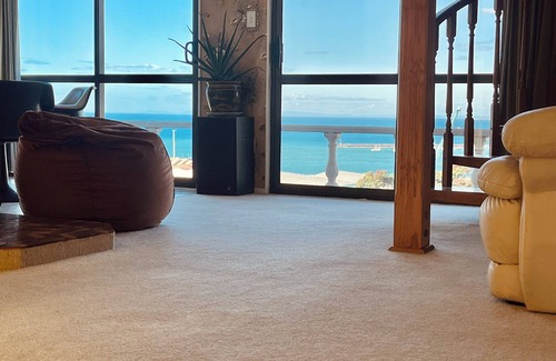 New Plymouth House | Retro Views