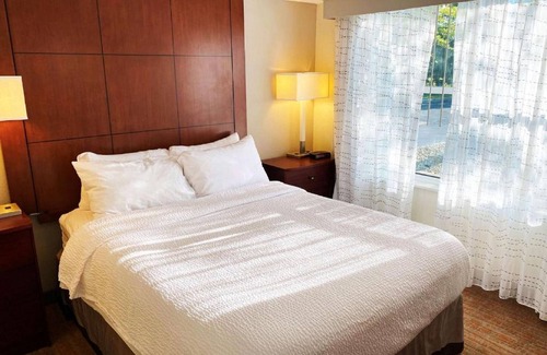 Crosswoods Hotel | Revi Columbus North