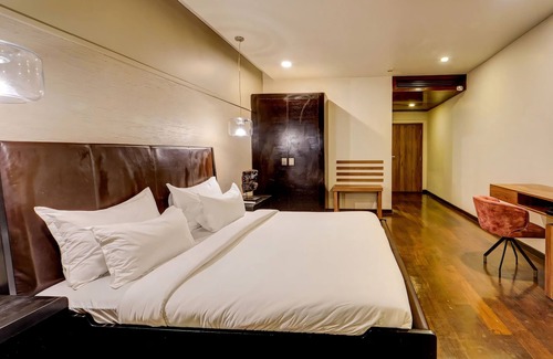 Thousand Lights West Hotel | RG Suites Slate
