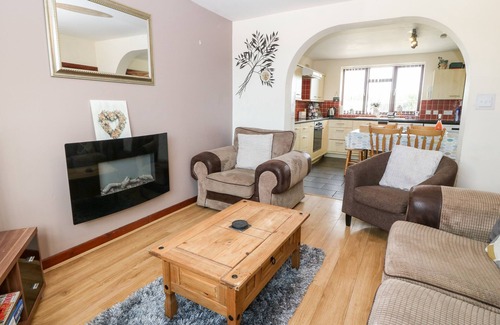Cylch-Y-Garn Cottage | RHIANGWYN COTTAGE, pet friendly, with hot tub in Cemaes Bay